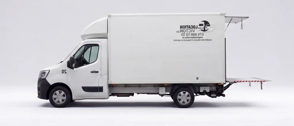 Camion à caisse avec hayon élévateur